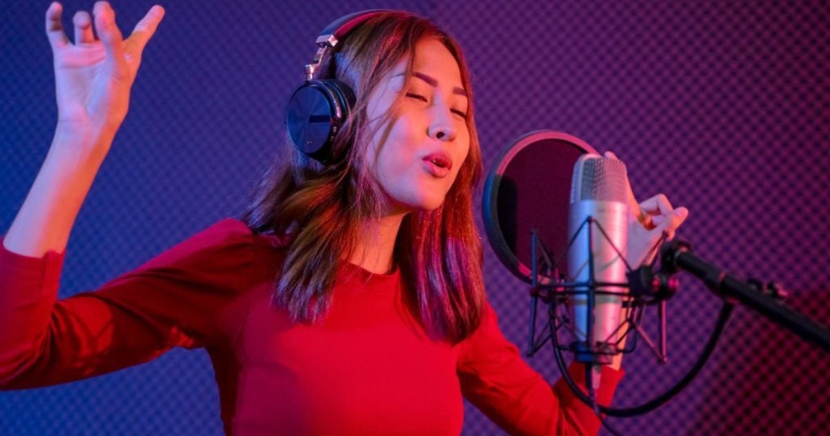 24 Meanings When You Dream About Singing